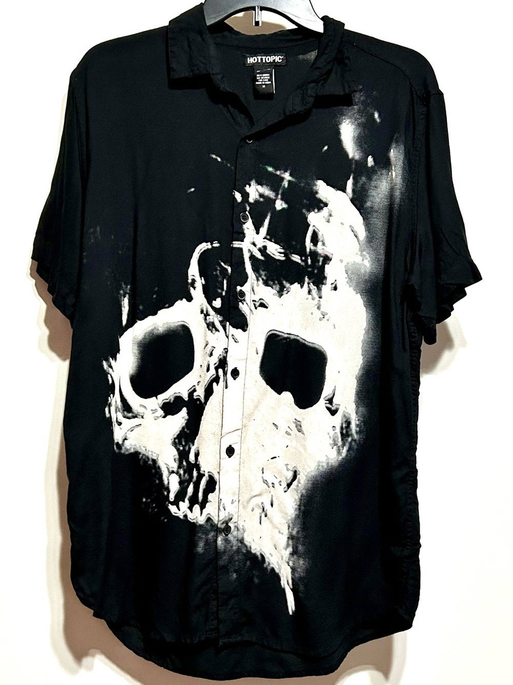 Hot Topic HOLLOW SKULL Graphic men’s shirt